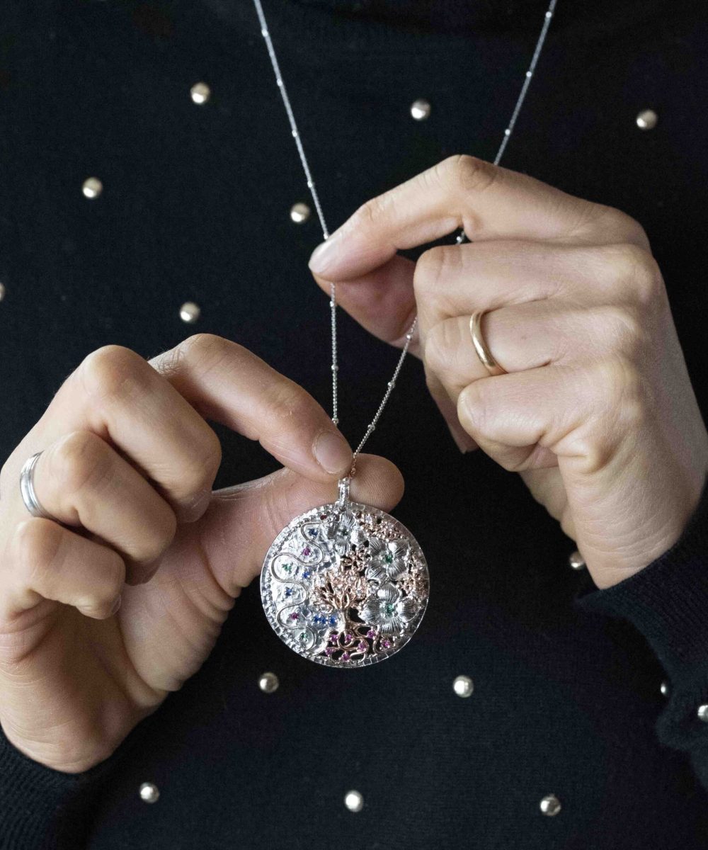Collana Albero della vita indossata